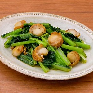 お手軽副菜♪ 小松菜とホタテのバター醤油炒めのレシピ動画・作り方 | デリッシュキッチン