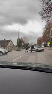 Policijos pareigūnai padeda vairuotojui!👏💪 Už video dėkojame skaitytojui Povilui Maziukui🙏 | AlytusPlius.lt