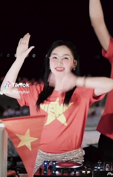 Gia đình Shanghai hưởng ứng đại lễ 30/4 giải phóng miền nam thống nhất đất nước. Viết tiếp câu chuyện hoà bình - Shanghai remix #trendingvideo #giadinhnhohanhphucto