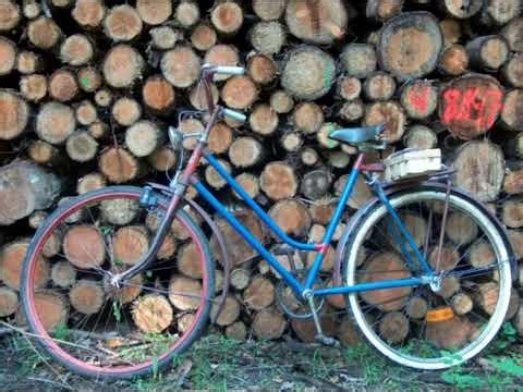 DDR-Fahrrad mit Pinsel und Der Rolle farblich renoviert. Marke Mifa, mit Anhängerkupplung