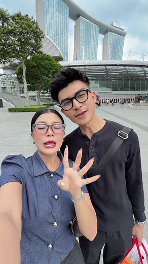 Marina Bay Sands Singapore: Swimming & Strolling