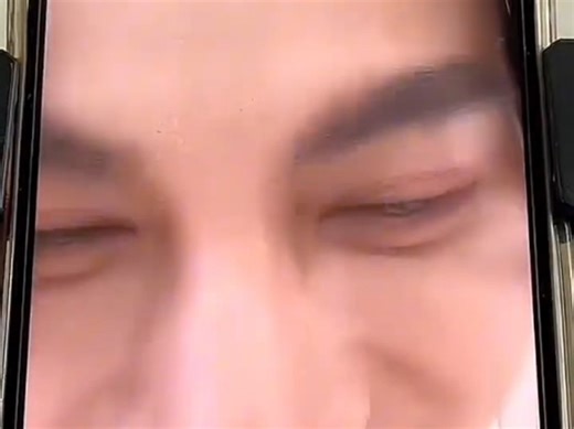 跟粉丝聊天也不忘回应小粉丝。两个宝宝。(这声phi Gulf好奶，让我想起了那个小朋友)