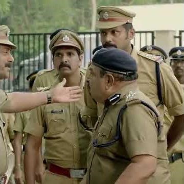 Dileep in Police Walo Ke Bich Se Bade Hi Chalaki Se Nikal Gaya