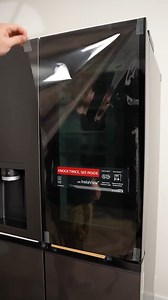 Išpakuojame LG šaldytuvą – apgalvotas dizainas, kokybiškos medžiagos, patogus išdėstymas ir daug vietos kasdieniams bei didesniems pirkiniams. 🥦 Dėl modernių LG šaldytuvų aušinimo sistemų temperatūra visada tolygi ir stabili, todėl maistas ilgiau išlieka šviežias. „LINEARCooling™️“ ir „DoorCooling ™️“ veikia greitai ir tiksliai paskirsto šaltą orą visame šaldytuve. 👌 | LG Global