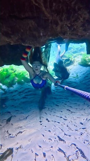 😋💙 #swimthrough #freediver #freediving #underwater #springs