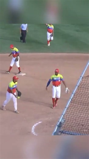 Alfredo Aguilar's clutch catch against USA! | WBSC Men's Softball World Cup Finals 2025