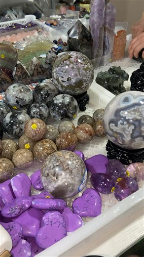 Welcome to my #crystallive with Erik Welcome everyone to the 99 Free Shipping Crystal Wholesale #crystallive, I’m your host Erik🫶🫶🫶. Am the new host. Thank you very much for your patience ☺️ 🌟PLEASE READ BEFORE CLAIMING 🌟 1) We are located in China, and ship to all over the world; 2) FREE SHIPPING after $99; 3) Payments expected within 48 hours of the invoice date. We will keep your box after you pay some deposit. 4)UPS / FedEx / DHL by airship 5) All price are in US Dollar. 💗Please please