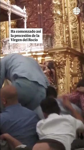 Los almonteños saltan la reja a las 257, dando comienzo la procesión de la Virgen del Rocío