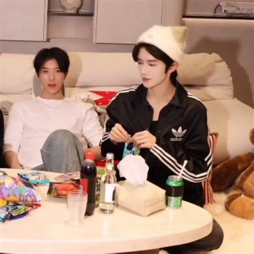 THIS IS SO COUPLE GOAL CODED!!♡Xing tore the snack packet & gave it to Qiuqiu first without a second thought,then he tore for himself..Then he started crushing his snack,Qiu who had already crushed his,saw that & immediately exchanged his with him!Always EO's First Priority!