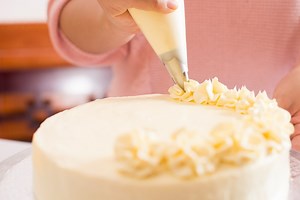 How To Thin Store Bought Frosting & Make It More Flavorful - Cake Decorist