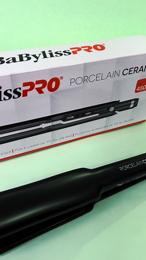 🌟 Descubre la plancha alisadora BaBylissPRO de 1½ in Porcelain Ceramic 🌟 Equipada con tecnología de placa de porcelana/cerámica, esta plancha ofrece una distribución uniforme del calor y calor infrarrojo lejano, protegiendo tu cabello de daños. Con temperatura regulable hasta 450 °F y calentamiento instantáneo, lograrás un cabello suave, sedoso y de aspecto saludable rápidamente. ¡Ideal para secciones abundantes! Además, viene con una garantía limitada de 3 años, garantizando durabilidad y ren