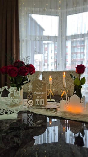 Zeynep Kalay Çetin on Instagram: "Ramazan’ın huzurunu ve bereketini evimin her köşesinde hissetmek benim için çok kıymetli 🤍 Bu güzel işbirliği sayesinde evimi, Ramazan’ın maneviyatını yansıtan zarif dokunuşlarla süsledim. Edilen her duada kalplerimize huzur dolmasını diliyorum. Rabbim bu mübarek ayı sağlıkla, birlikle ve hayırla yaşamayı nasip etsin. Dualarımızın kabul olduğu, sofralarımızın bereketle dolduğu bir Ramazan olsun… 🌙✨ Bu güzel ürünlere @dyn3d.design sayfasından ulaşabilirsiniz🤍�