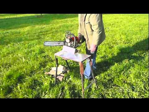 Cutting wood with a chainsaw : an ingenious sawhorse