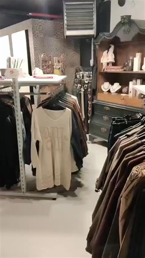 Enkele voorbeelden van de opruiming rekken van 50a% korting . Hangt nog veel meer kom gezellig even snuffelen. En wij hebben natuurlijk ook onze koopjeshoek van €10 per stuk grote en kleine maten 👜👜👜 Hengelo industriestraat 88a 👜 | Alwi's