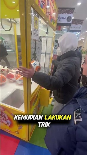 Trik Licik Tapi Jenius! Cara Cowok Ini Nipu Mesin Capit Tanpa Ketahuan 😳🎯