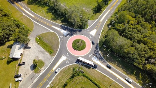 The roundabout at Cody’s Corner in Flagler County opened a year ago today, and we are happy to share that there have been zero serious injuries or fatalities. For years, this intersection experienced severe crashes, with 5 lives lost and 6 people seriously injured over a 10-year period. Fourteen percent of crashes here were fatal, compared with less than 1% across other Central Florida intersections. Roundabouts reduce conflict points, lower speeds, and help prevent the types of severe crashes t