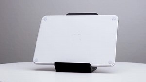 Atrás Trackpad Mágico Vertical Pantalla Con Logotipo Compañía Apple Visible