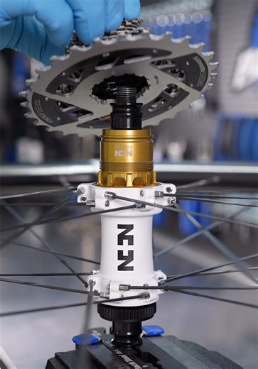 Build a 4.99kg Road Bike: SCOTT Addict RC SUB5