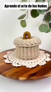 ✨ ¡Con este fácil y sencillo tutorial aprenderás a crear esta mini cesta en macramé en pocos minutos! Ideal para decorar tu hogar, regalar o simplemente disfrutar del arte del tejido con tus propias manos. ¡Manos a la obra! #macaramemexico #macramenoruega #viralreels2025シ #macrameestadosunidos #macraméitaliano #macrameperu #macrameuruguay #macrametutorial #macramelove | Curso Macrame