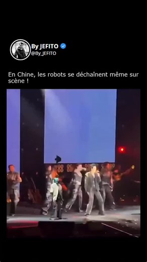 Martin | Expert IA on Instagram: "🤖 Envie de +200 outils IA ? Commente « Liste » et je te l'envoie direct ! . Le robot G1 de Unitree a fait sa première grande apparition sur scène en se produisant aux côtés du chanteur sino-américain Wang Leehom lors d'un concert à Chengdu vendredi soir. Ce spectacle faisait partie de la tournée Best Place de Wang Leehom et s'est tenu au gymnase multifonctionnel du parc sportif de Chengdu Dong'an Lake, un lieu pouvant accueillir environ 18 000 personnes. Selon