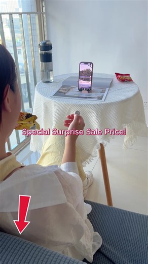 Tiktok's new-generation Bluetooth remote control is equipped with a charging compartment and a power display, which can also be used as a mobile phone holder! #scroll #scrollring #pageturner #remotecontrolring #tiktokshoprestock