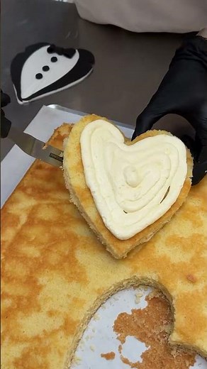 Bride & Groom Cakes! A match made in cake heaven 💍🍰