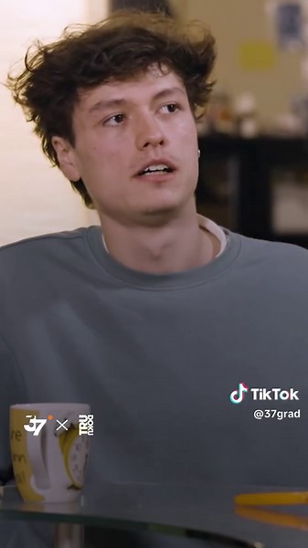 Bauchkrämpfe, Übelkeit, Durchfall – seit ihrer Kindheit hat May tagtäglich damit zu kämpfen. 😣 Mit 13 Jahren erhält sie die Diagnose: Morbus Crohn, eine chronisch-entzündliche Darmerkrankung. Die Studentin geht offen mit ihrer Erkrankung um. Ihr Umfeld zeigt sich verständnisvoll. 🤝 Den ganzen Film „Darmkrankheit: May hat seit 11 Jahren Schmerzen“ über den Link im Profil streamen. 📺 #CED #ChronischEntzündlicheDarmerkrankung #MorbusChrohn #chronischkrank