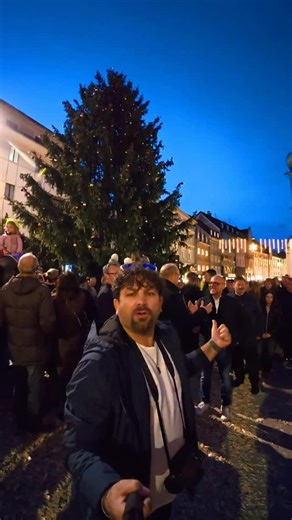 15.11.2025,,Heute strömten Tausende Menschen aus ganz Vorarlberg nach Bregenz, um die Eröffnung des Weihnachtsmarkts zu feiern.✨ Die Stimmung ist einfach unglaublich – warm, festlich und voller Vorfreude auf die schönste Zeit des Jahres. 🎄🕯️ #Bregenz #Vorarlberg #Weihnachtsmarkt #ChristmasVibes #FestiveSeason #BregenzerWeihnacht #LändleMomente #WinterMagic #XmasTime #waelalawad | BregenzVideos
