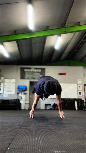 Only 3 fingers… full planche?😳🔥 #calisthenics #gym #shorts