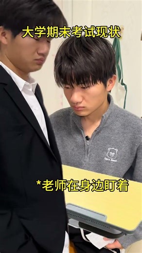 First-class note-taking speed#College students write notes#College students during the fin