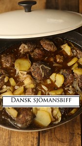 {~ Dansk sjömansbiff ~} • Mamma älskade att laga mat, men framför allt älskade hon rätter som var både enkla och goda. Just den här sjömansbiffen är ett av hennes recept, och bredvid bilden i hennes samling hade hon skrivit orden: ‘Enkelt och gott!’ och det är ju precis mitt motto här inne 🧡 . Det är något speciellt med mat som för med sig minnen. Dofter och smaker förstärker minnena! • INGREDIENSER 1000 g nötfärs Salt & peppar 2 ägg 1 dl vatten/mjölk 2 kokta mosade potatisar Stekning: 2-3 msk 