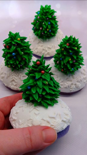 How to pipe a Miniature Buttercream Christmas Tree for Cakes & Cupcakes #cakedesign #cakedecorating | Rachels Enchanting Cakes