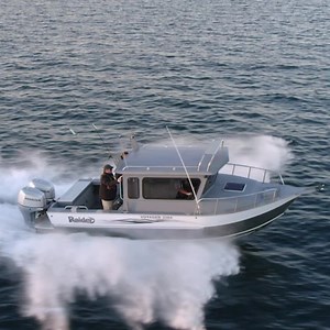 Springtime means more time making memories on the water. Get off the land and make waves with one of our portable, mid-range or high-power outboards. 💦 | Honda Marine