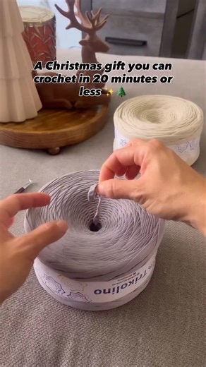 This is a crochet project you can make in 10 minutes or less (if you’ve worked with this stitch and T-shirt yarn before), or around 20 minutes if you’re a beginner. This is the 2nd of 5 video tutorials I’ll be posting on my YouTube channel every Saturday until Christmas. ☺️ If you want to make it, it’s super easy and you’ll need: T-shirt yarn, a 6 mm crochet hook, and scissors. Also, the T-shirt yarn I used is from @candyyarnshop and it’s amazing! They have beautiful colors and this yarn is easy