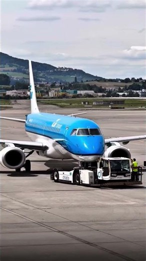 Embraer E-190 from KLM push back #airplane #automobile #aviation #klmdreamliner #embraer #aerojet