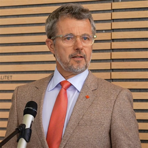 Nær ven bisættes i dag: Kong Frederik bliver væk