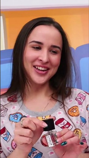 Patricia le hace la manicura a Barbie