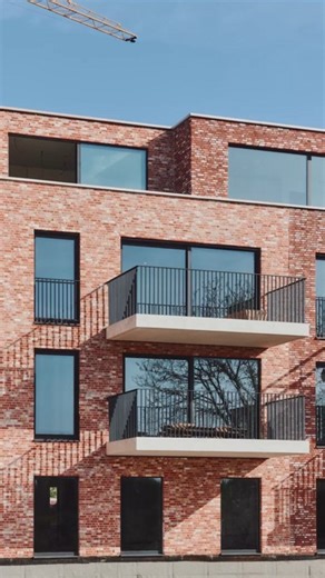 𝐆𝐞𝐯𝐞𝐥𝐬 𝐦𝐞𝐭 𝐤𝐚𝐫𝐚𝐤𝐭𝐞𝐫. Liefde op het eerste gezicht bestaat ook in bouwprojecten. 🫶 Wat je ziet moet kloppen: in lijn, materiaal en afwerking. Daarom zien wij de buitenafwerking als het visitekaartje van elk project. Een doordachte uitstraling die het karakter van het gebouw écht versterkt. 💪 | Bildin - Building Innovation