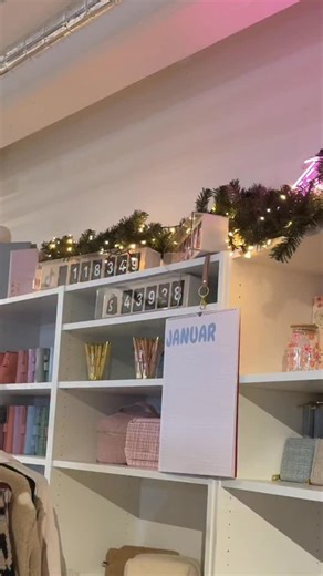 Hannah Dörnemann on Instagram: "ES GEHT WEITER! ✨ Und zwar Richtung Frühling 🌸🌷🎀🌼 Heute ausnahmsweise mal Freitags um 19.30 Uhr online 🤍 #eigeneronlineshop #eigenesbusiness #smallbusinessdeutschland #bürovlog"