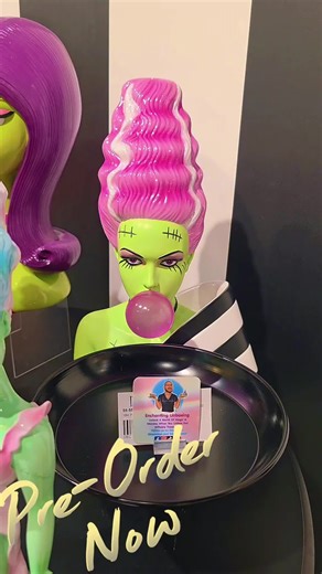 💚🟢💚 NEW for 2026 — a total showstopper! 💚🟢💚 Meet the Bubblegum Serving Dish featuring the Monster Bride of Frankenstein 💚🧟‍♀️✨ This piece is an absolute must-have for your collection! The striking green tones against her complexion are unreal 💚, and that whimsical bubblegum pop paired with the crisp white and gray outfit is pure perfection 🍬🖤🤍 A true statement piece you’ll treasure for years! 💚🟢 Ships early summer — don’t wait, quantities are very limited! 🟢💚 Order today before s
