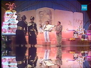 🎂 HAPPY BIRTHDAY JACQUES MARTIN 🎂 Pour la dernière de la saison de l'École des fans, Jacques Martin se voit offrir une surprise alors qu'il est en train de présenter. Un énorme gâteau confectionné par le chef pâtissier Gaston Lenôtre est amené sur le plateau, miam ! | INA