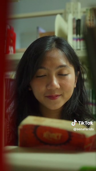 Pacaran Santai di Perpustakaan Bersama Fya