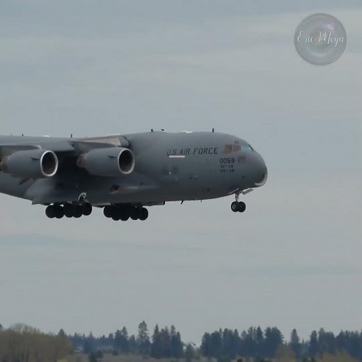 The Huge C-17 Globemaster III Short Field Landing #usaf