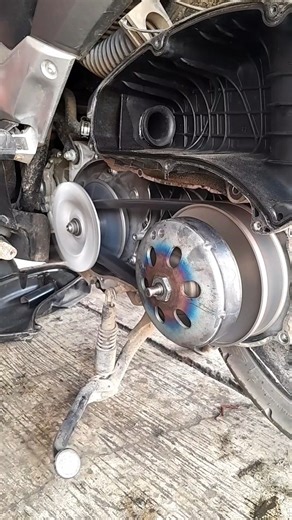 The following is how the CVT components of the Yamaha 155 cc automatic scooter work and how to fill the engine oil and axle oil. | Aeon