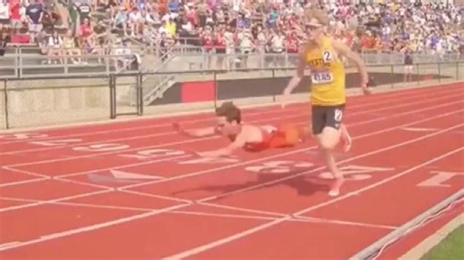 Missouri high school runner dives for photo-finish win