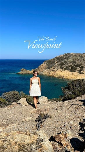 Günstig reisen - Reisetipps - Reiseberichte on Instagram: "Vai Beach Viewpoint - kleiner Aufstieg, große Aussicht ✨🌊 Vom Vai Beach Richtung führt rechts ein kleiner Weg nach oben. Ein paar Treppen (wirklich nicht viele!) später stehst du schon über dem Strand und hast diesen unglaublichen Blick über den Vai Beach. 💙 Und wenn du dich traust und noch ein Stück weiter hochkletterst, öffnet sich sogar der Blick auf eine zweite, versteckte Bucht. Türkises Wasser, Palmen, Felsen, Weite – einfach mag