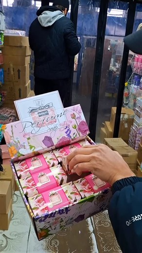 ENG ORGINAL MAHSULOTLAR • OʻRIKZOR OPTOM DOʻKONI on Instagram: "Parfum sovunmza keld🌺🫵🏻 Super Narxlarda 17.000 min 🤷🏻‍♂️ Murojat uchun Tel:+998 90 928 04 60 Abdulaziz🫡 . . #brand #1_azizjan #new #moda #motivation"