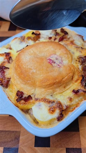 Comment cuisiner on Instagram: "Recette de Haute Savoie 🇲🇫✨️ Recette de la "VRAI" Tartiflette 1/2 reblochon 1 oignon 2 gousses d'ails 500g de pomme de terre 200g de poitrine fumée 100ml de vin blanc Poivre Option : 1 à 2 Cas de crème fraîche Pour la réalisation de la recette de la tartiflette suivre la vidéo ! #tartiflette #fromage #pommedeterre #recettesimple #recetterapide"