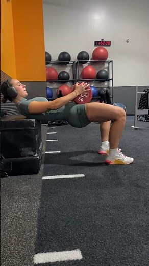 The perfect set up for dumbbell hip thrusts🤌🏼 #hipthrust #glutes #dumbbellworkout