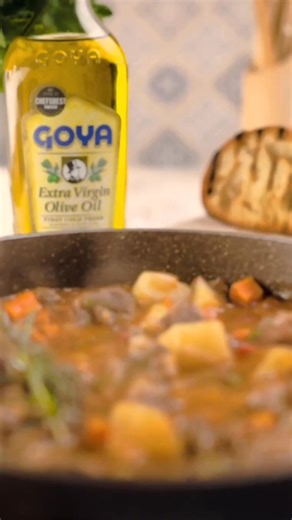 Made from olives harvested in the south of Spain, this premium extra virgin olive oil is ideal for cooking any type of dish thanks to its great versatility. | Goya Olive Oils